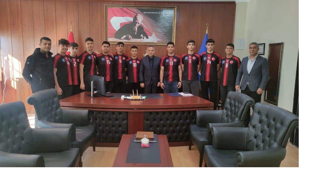 Türkiye Voleybol Turnuvasında İl ŞAMPİYONU olan ve ilimizi bölge müsabakalarında temsil edecek olan Bahri Çelen Anadolu Lisesi voleybol takımımız Müdürlüğümüzü ziyaret etti.